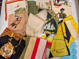 une boîte contenant de nombreux types de mouchoirs différents