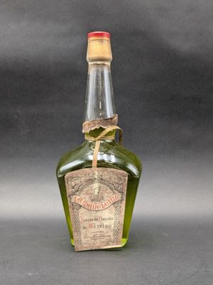 une vieille bouteille d'alcool munie d'un bouchon en liège