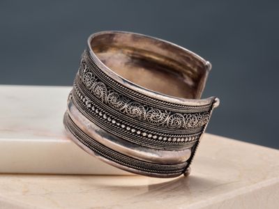 Bracelet en argent supérieur à 800 millièmes, présentant en …