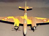 une maquette d'avion jaune et noir posée sur une surface grise