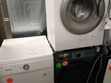 une pile de machines à laver et un sèche-linge dans une pièce