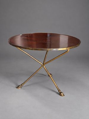 une table basse en laiton et en bois avec un plateau circulaire