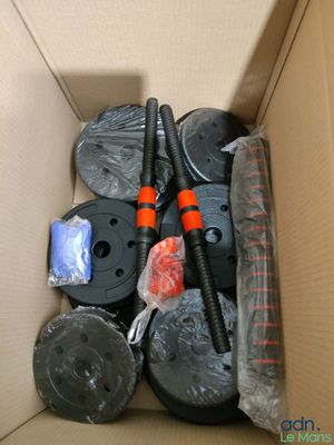 une boîte contenant un tas d'objets différents