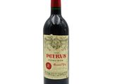 la bouteille de vin rouge est posée sur une surface blanche