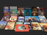 un grand nombre de livres posés sur une table