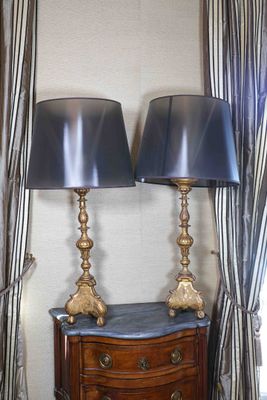 deux lampes posées sur une commode
