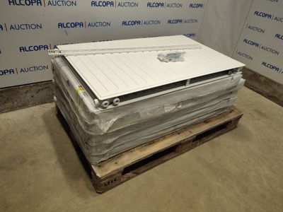 un matelas posé sur une palette devant un mur