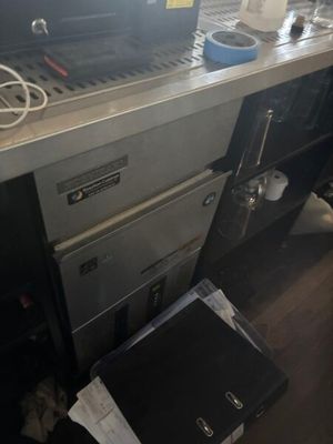 un ordinateur portable posé sur le plan de travail de la cuisine