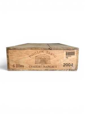 une vieille caisse à vin en bois posée sur une surface blanche