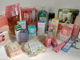 de nombreux types de produits de soins de la peau sur la table