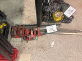 une photo d'un chariot élévateur sur lequel sont accrochées plusieurs chaînes