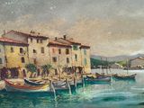 une peinture de bateaux dans un port avec des bâtiments à l'arrière-plan