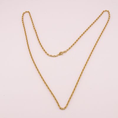un collier à chaîne en or orné d'un pendentif en forme de cœur