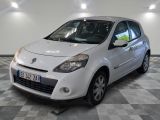 la photo d'une petite voiture blanche garée dans un garage