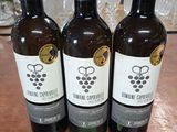 trois bouteilles de vin posées sur une table en bois