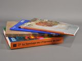 trois livres empilés sur une table