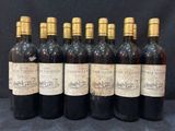 six bouteilles de vin sont alignées dans une rangée