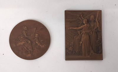 deux œuvres d'art accrochées au mur d'une pièce