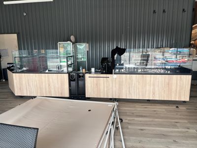 une table et des chaises dans une pièce équipée d'un comptoir