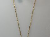 un collier en or orné d'une topaze bleue et d'une chaîne en or