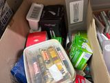 une boîte en carton remplie d'objets hétéroclites dans une pièce