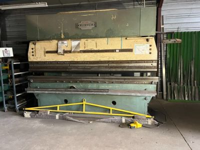 an image of a large machine that is sitting in a garage