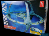 une boîte contenant une maquette d'un vaisseau de Star Trek