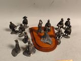 des figurines représentant un groupe de personnes assises sur une plaque en bois