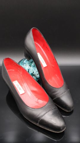 CELINE – Paire de chaussures à petit talon en cuir noir. Pointure...