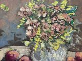 une peinture représentant un vase de fleurs et de fruits sur une table