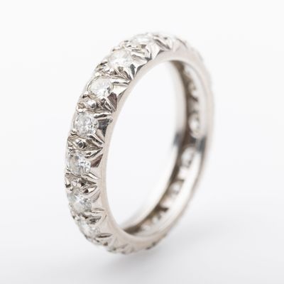 gros plan d'une bague en diamant sur fond blanc