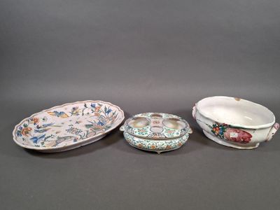 trois types différents de plats en porcelaine posés sur un fond gris