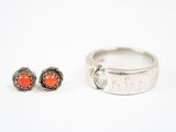 une paire de boucles d'oreilles en argent et corail et une bague en argent