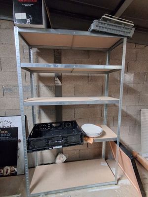 une étagère sur laquelle se trouve un bol, dans une pièce