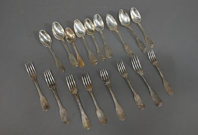 six cuillères et six fourchettes en métal argenté posées sur un plateau gris