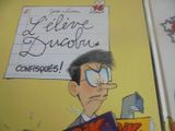 la photo d'un livre sur lequel figure la photo d'un homme