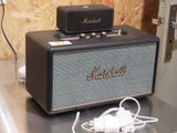 un amplificateur Marshall posé sur une table