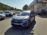 une voiture bleue garée devant un bâtiment dans un parking