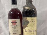 deux bouteilles de vin posées l'une à côté de l'autre sur une table