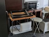 un bureau d'ordinateur sur lequel se trouve une imprimante, dans une pièce