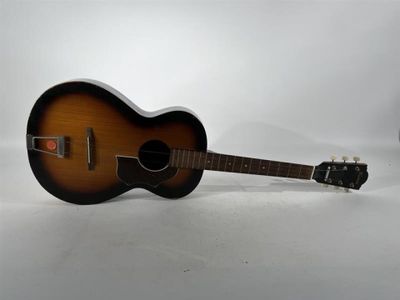gros plan d'une guitare acoustique sur fond blanc