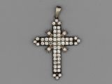 un pendentif en forme de croix sertie de diamants,