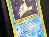 une carte Pokémon exposée sur une surface noire