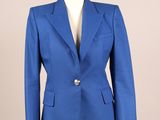 un gros plan sur une veste bleue portée par un mannequin, un mannequin, un mannequin, un mannequin, un mannequin, un mannequin, un mannequin, un mannequin, un mannequin, un mannequin, un mannequin, un mannequin, un mannequin, un mannequin, un mannequin, un mannequin, un mannequin, un mannequin, un mannequin, un mannequin, un mannequin, un mannequin, un mannequin, un mannequin, un mannequin, un mannequin, un mannequin, un mannequin, un mannequin, un mannequin, un mannequin, un mannequin, un manne