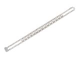 gros plan d'un bracelet en diamant sur fond blanc