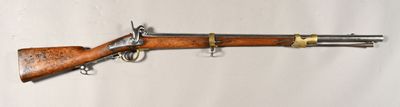 un fusil exposé sur un mur