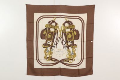 une écharpe marron et blanche sur laquelle est représentée une paire de chaussures