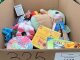 une boîte en carton remplie de jouets en vente dans un magasin
