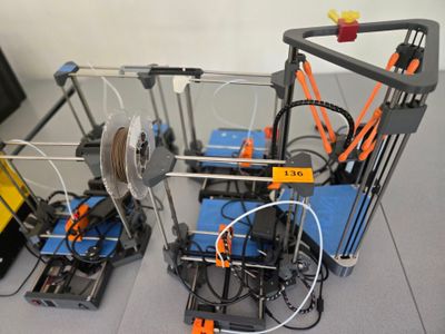 de nombreuses machines différentes posées sur une table