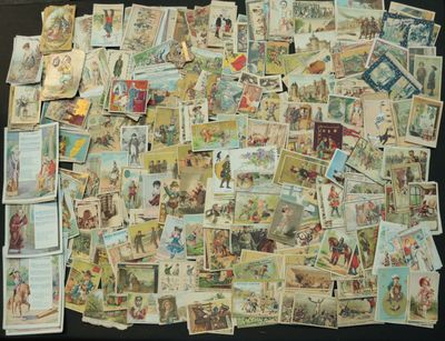 une pile de vieilles cartes postales posée sur une table